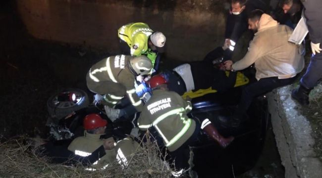 Otomobilde sıkışan yaralıyı kurtarmak için herkes seferber oldu
