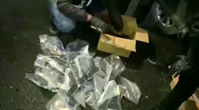 Otomobillerin bagajından 80 silah ile balya halinde para ele geçirildi
