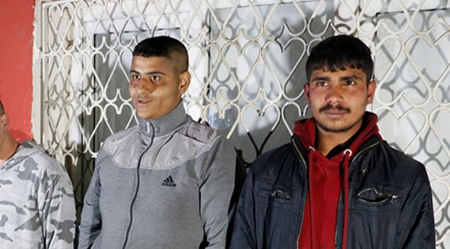 Polisten kaçan hırsızların birisi uyuyor numarası yaparken diğer 2 kişi çatıda saklanırken yakalandı