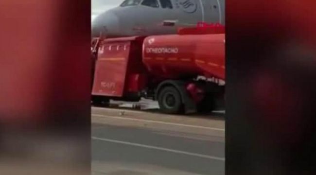 Rusya'da yolcu uçağı pistteki kamyona çarptı