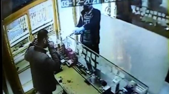 Şanlıurfa’da dükkanı soyulan kuyumcunun rahat tavırları