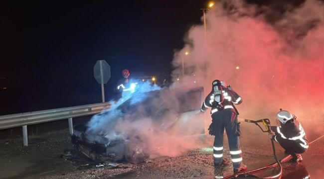 Seyir halindeki otomobil alev alev yandı