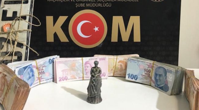 Şüphe üzerine durdurulan araçtan tarih çıktı: Kadın ve yılan figürlü heykel ele geçirildi