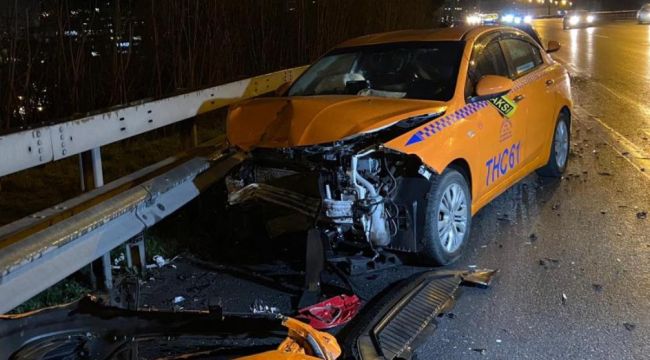 TEM Otoyolunda ticari taksi, sağ şeritte arıza yapan otomobile arkadan çarptı