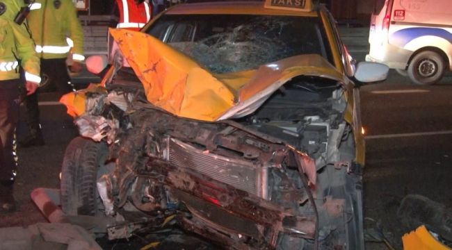 Ticari taksi ile otomobil kazaya karıştı, yaralıların yardımına sağlık öğrencileri koştu