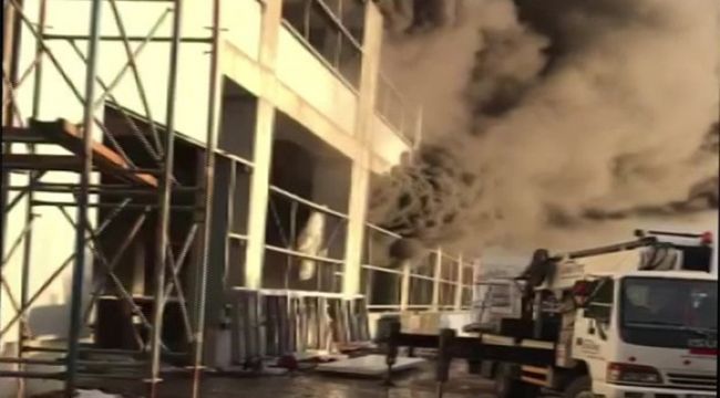 Tuzla'da fabrikanın deposu alev alev yandı