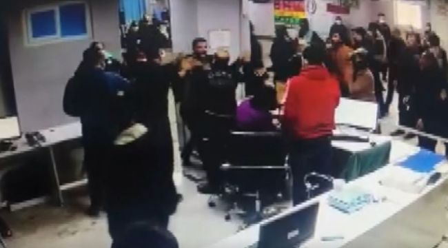 Acil Servis'te hasta yakınlarından sağlık görevlilerine yumruklu saldırı