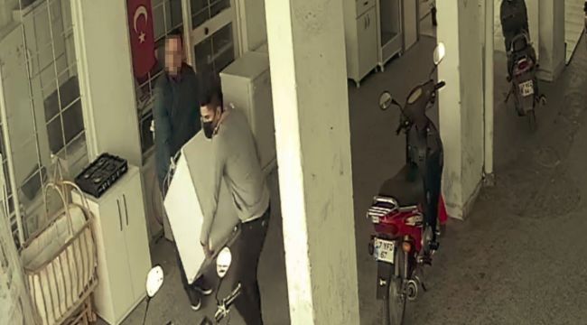 Arnavutköy'de buzlanan yolda kontrolden çıkan kamyonet yan yattı