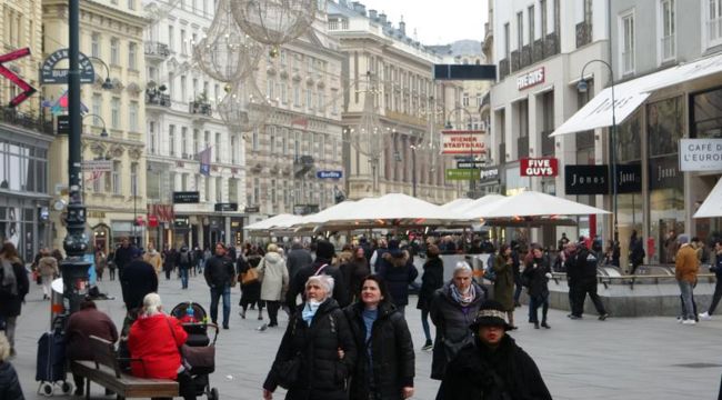 Avusturya'da aşı olmayanlara yönelik sokağa çıkma kısıtlaması kaldırılıyor
