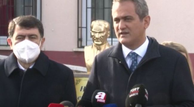 Bakan Özer ilkokul öğrencilerine 1'inci yarıyıl karnelerini dağıttı