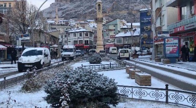 Bayburt güne karla uyandı, okullar tatil edildi
