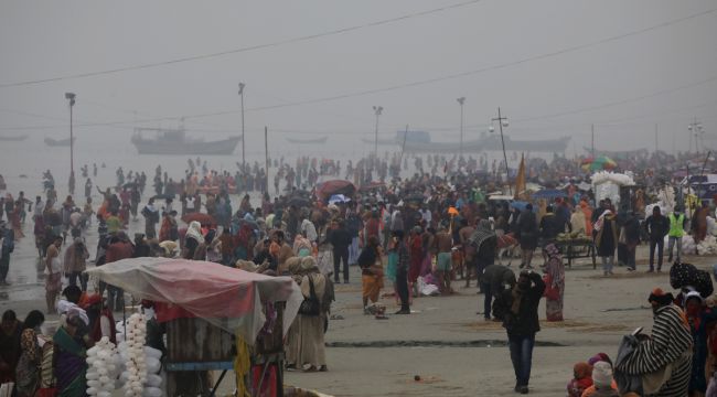 Binlerce Hindu Covid-19'a rağmen Ganj Nehri'ne girdi