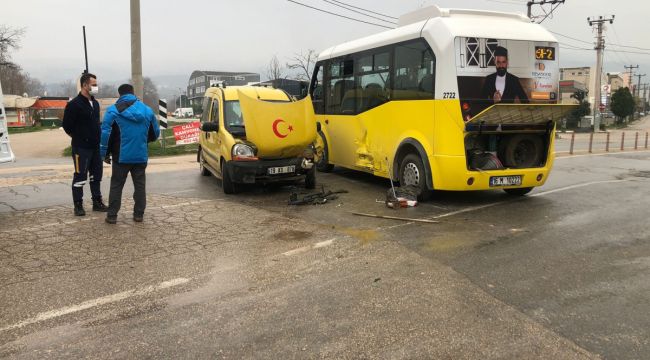Bursa'da minibüs ile ticari araç çarpıştı