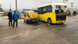 Bursa'da minibüs ile ticari araç çarpıştı