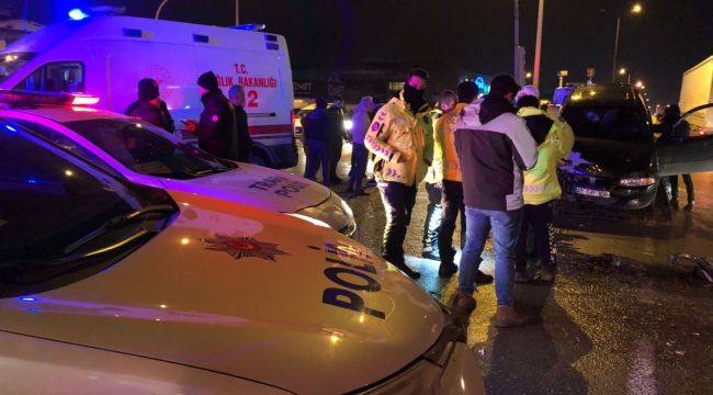 D-100'de polis otosu ile otomobil çarpıştı