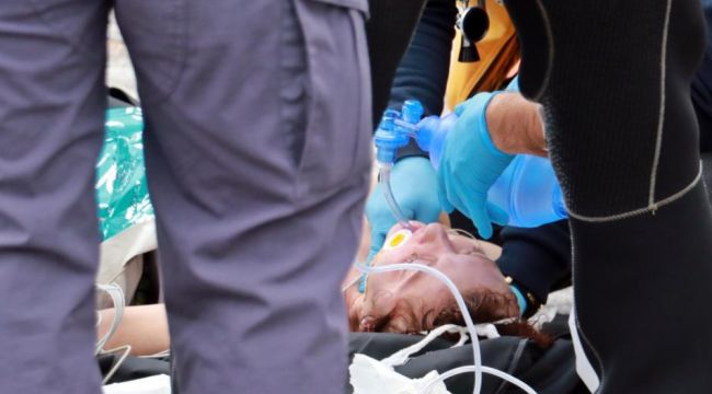Denizde boğulma tehlikesi geçiren Rus kadın 40 dakikalık kalp masajıyla hayata döndürüldü