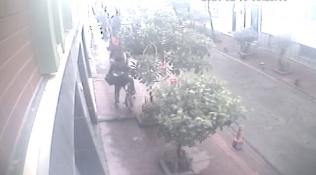 Evi soyup garajdan çaldığı bisikletle kaçtı