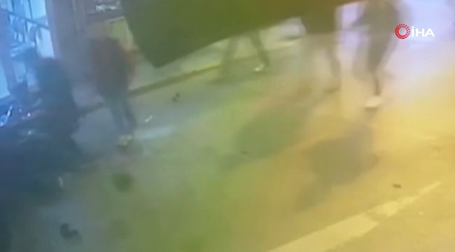 Fatih'te araç kasap dükkanına daldı
