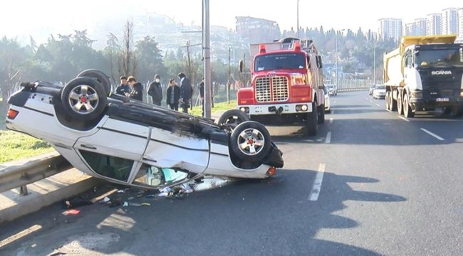 Gaziosmanpaşa'da bariyerlere çarpan araç yan yattı