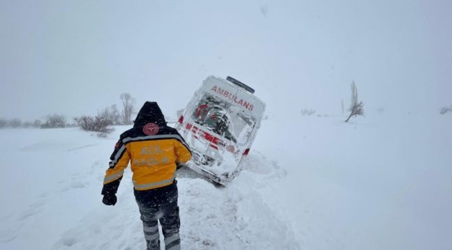 Hasta almaya giderken mahsur kalan ambulans kurtarıldı