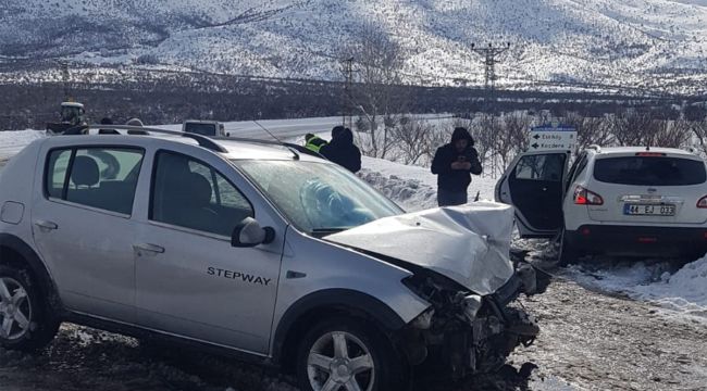 İki otomobil kafa kafaya çarpıştı