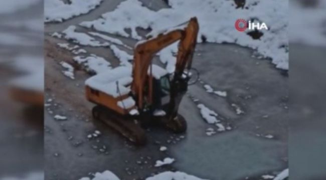 İş makinesi içi su ve buz dolu çukura  düştü