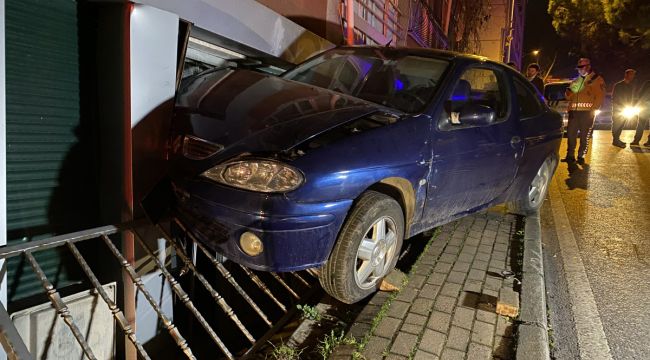 Kadıköy'de otomobil iş yerine girdi