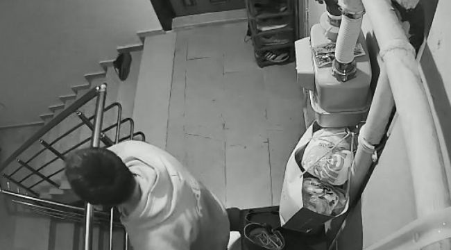 Kapısını çaldığı daireye zorla girdi, ev sahibi çığlık çığlığa bağırdı