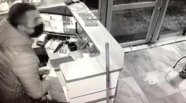 Kapısını zorlayarak içeri girdi, kasadan para çaldı