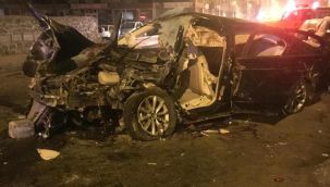 Kars'ta feci kaza! Otomobil, bahçe duvarına çarptı: 4 ölü, 1 yaralı