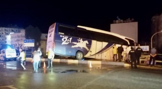 Kaza yapan otobüs köprüde askıda kaldı