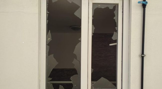 Kirasını arttıran ev sahibine sinirlenip, satırla apartmanda dehşet yaşattı