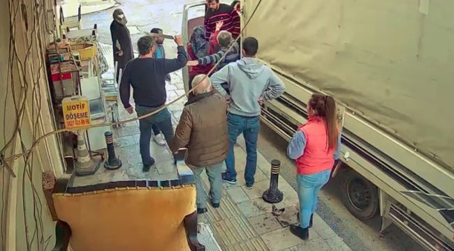 Koltuk döşemecisi ile nakliyeci arasındaki tartışma testereli sopalı kavgaya dönüştü