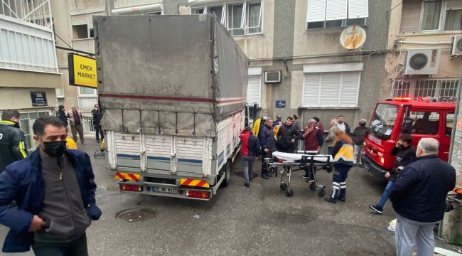 KONAK'TA FRENİ PATLAYAN KAMYON EVE GİRDİ