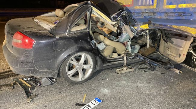 Lüks otomobil tır dorsesinin altına girdi