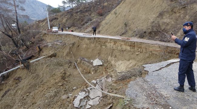 Manavgat'ta aşırı yağış heyelana sebep oldu, karayolu çöktü