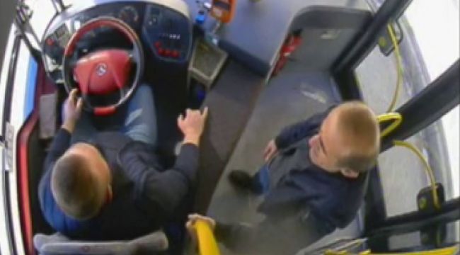 Maske takmamakta direnen vatandaşı otobüsten indirdi
