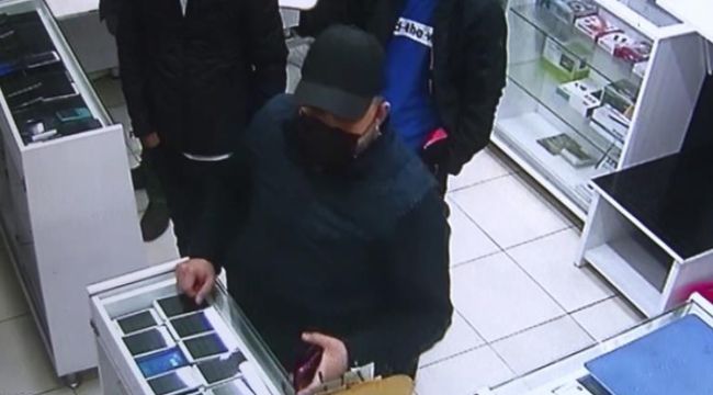 Müşteri gibi girdiği dükkanda 10 bin TL'lik telefonu çaldı