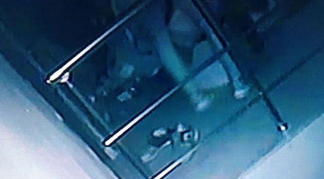 Önce çaldı sonra not bırakıp kaçtı