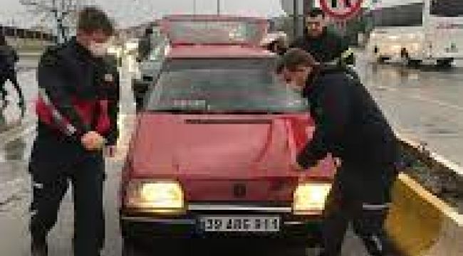 Ootomobil kayganlaşan yolda yan yattı