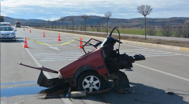 Ortadan ikiye bölünen Tofaş 1 kişiye mezar oldu