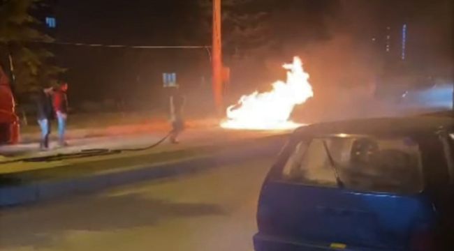 Otomobil alev alev yandı, sürücü son anda kurtuldu
