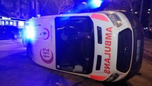 OTOMOBİL İLE ÇARPIŞAN AMBULANS YAN YATTI