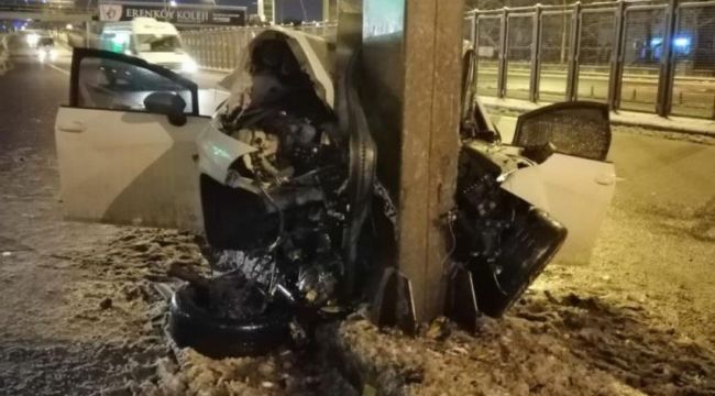 Otomobil yön levhasının direğine çarptı