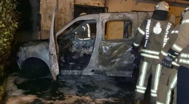 Pendik'te park halindeki polis aracı alev alev yandı