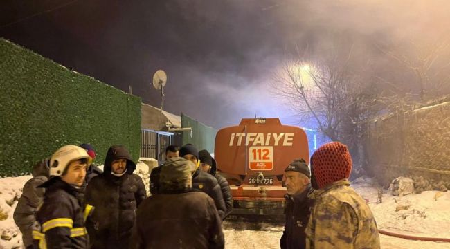 Saatlerce süren yangında 80 kadar hayvan telef oldu