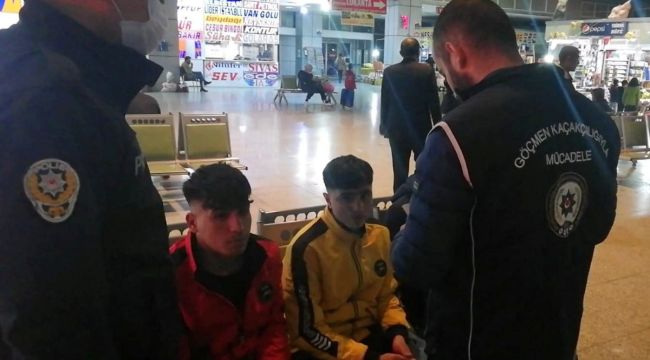 Sahte pasaportla yakalanan yabancı uyruklu 3 kişi sınır dışı edilecek
