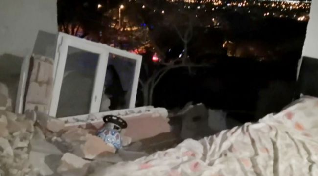 Sıkışan gaz bomba gibi patladı, duvarları yıkılan evde 3 kişi yaralandı