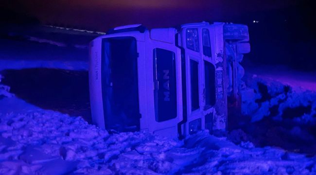 Tır şarampole devrildi, 10 ton süt yola döküldü
