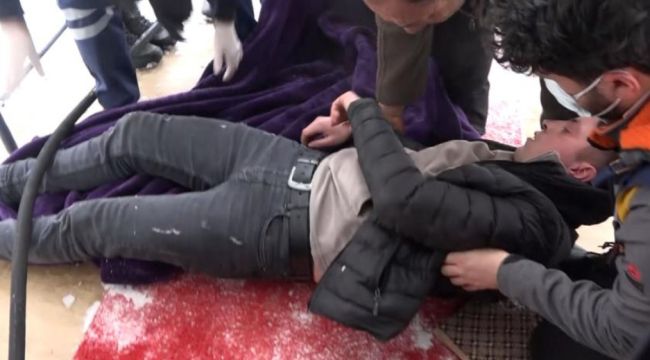 Yangında zehirlenen genci komşuları kurtardı
